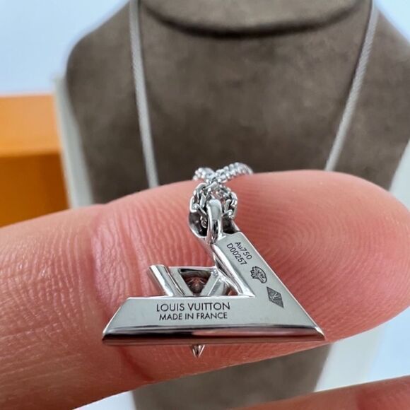 LOUIS VUITTON 18K Diamond LV Volt One Small Pendant Necklace - Picture 5 of 8